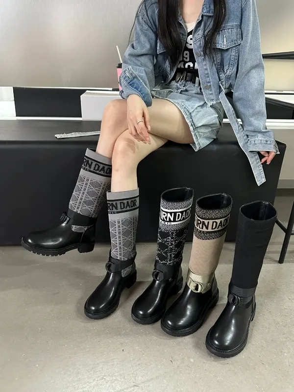👟👟Ex-factory price 560👟👟 Dior color-blocking new boots for autumn and winter, the latest electric embroidery color-blocking letter logo for autumn and winter, round-toe high-top knight boots for women, Material: first-layer cowhide stitched with electric embroidery fabric, sheepskin lining for feet, original molded TPU outsole Size: 35-40 yards